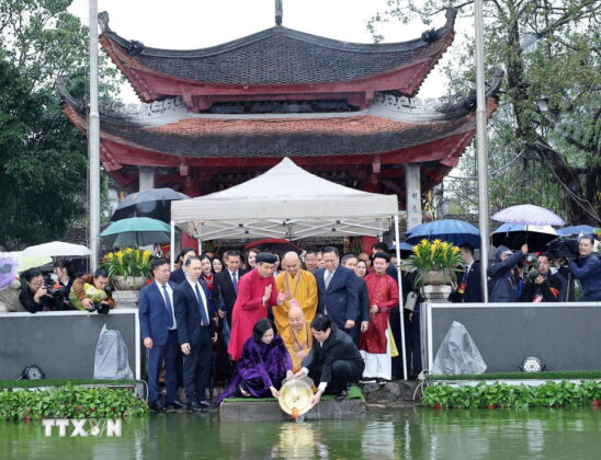 Chủ tịch nước Lương Cường v&agrave; Phu nh&acirc;n c&ugrave;ng c&aacute;c đại biểu thả c&aacute; ch&eacute;p tại Hồ Ho&agrave;n Kiếm. (Ảnh: L&acirc;m Kh&aacute;nh/TTXVN)