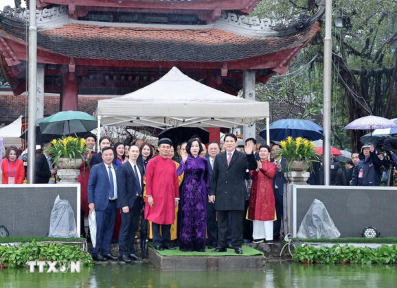 Chủ tịch nước Lương Cường v&agrave; Phu nh&acirc;n c&ugrave;ng c&aacute;c đại biểu sau khi thực hiện nghi thức thả c&aacute; ch&eacute;p tại Hồ Ho&agrave;n Kiếm. (Ảnh: L&acirc;m Kh&aacute;nh/TTXVN)