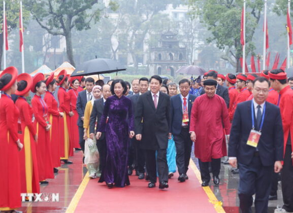Chủ tịch nước Lương Cường v&agrave; Phu nh&acirc;n c&ugrave;ng đại biểu đến d&acirc;ng hương tại Tượng đ&agrave;i Vua L&yacute; Th&aacute;i Tổ. (Ảnh: L&acirc;m Kh&aacute;nh/TTXVN)