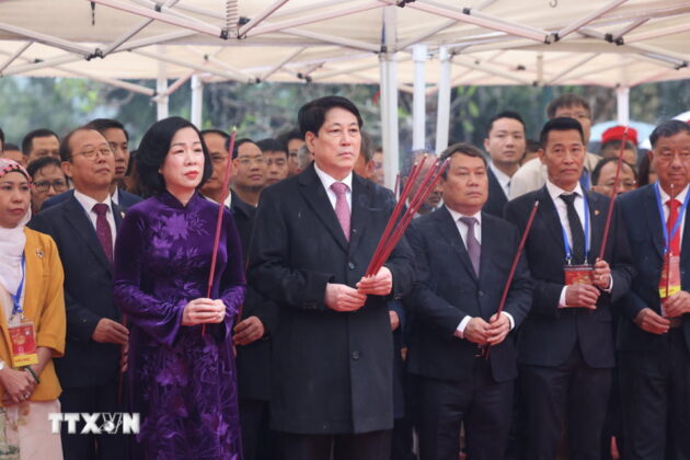 Chủ tịch nước Lương Cường v&agrave; Phu nh&acirc;n c&ugrave;ng đại biểu d&acirc;ng hương tại Tượng đ&agrave;i Vua L&yacute; Th&aacute;i Tổ. (Ảnh: L&acirc;m Kh&aacute;nh/TTXVN)