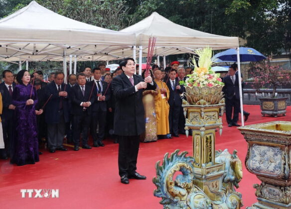 Chủ tịch nước Lương Cường d&acirc;ng hương trước tượng đ&agrave;i L&yacute; Th&aacute;i Tổ. (Ảnh: L&acirc;m Kh&aacute;nh/TTXVN)