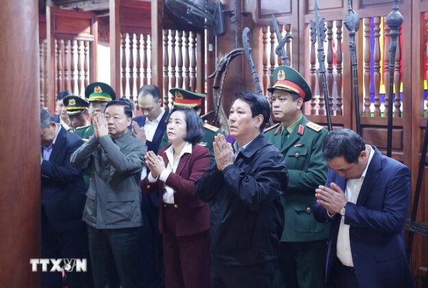 Chủ tịch nước Lương Cường v&agrave; đo&agrave;n c&ocirc;ng t&aacute;c d&acirc;ng hương tại đền Thượng (L&agrave;o Cai) cầu cho quốc th&aacute;i d&acirc;n an.