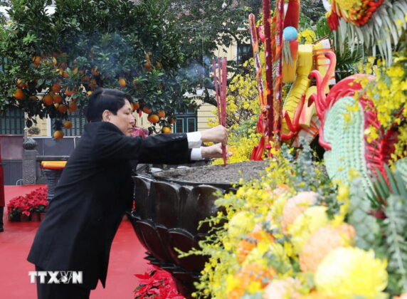 Chủ tịch nước Lương Cường d&acirc;ng hương trước tượng đ&agrave;i L&yacute; Th&aacute;i Tổ. (Ảnh: L&acirc;m Kh&aacute;nh/TTXVN)