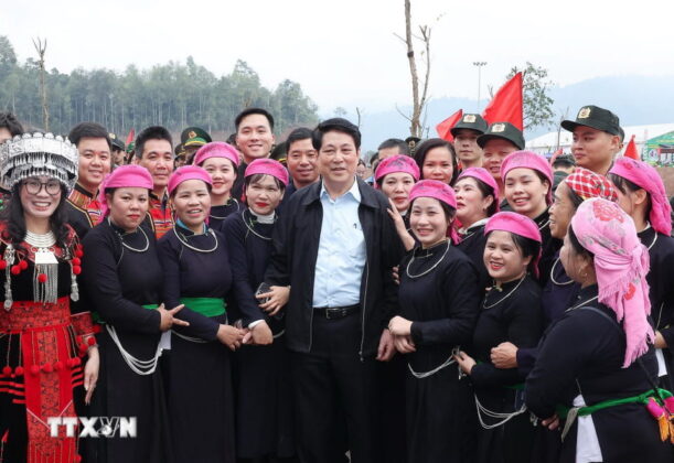 Chủ tịch nước Lương Cường với đồng b&agrave;o d&acirc;n tộc tỉnh L&agrave;o Cai tại Lễ ph&aacute;t động &ldquo;Tết trồng c&acirc;y đời đời nhớ ơn B&aacute;c Hồ&rdquo; năm 2026.