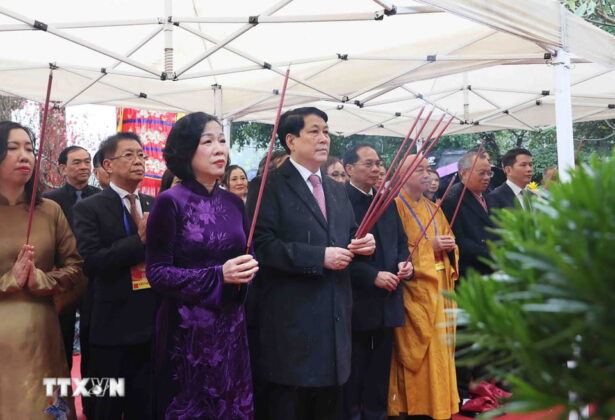 Chủ tịch nước Lương Cường v&agrave; Phu nh&acirc;n c&ugrave;ng c&aacute;c đại biểu d&acirc;ng hương tại Ngọc Sơn. (Ảnh: An Đăng/TTXVN)