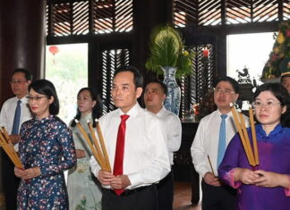Đoàn lãnh đạo Thành phố Hồ Chí Minh dự Lễ dâng cúng bánh tét Quốc Tổ Hùng Vương