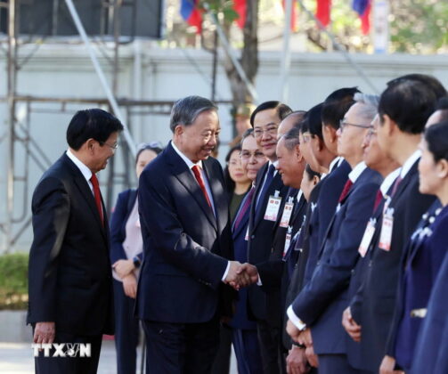 Tổng B&iacute; thư T&ocirc; L&acirc;m với th&agrave;nh vi&ecirc;n đo&agrave;n cấp cao L&agrave;o tại lễ đ&oacute;n.