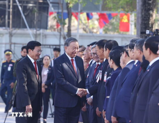 Tổng B&iacute; thư T&ocirc; L&acirc;m giới thiệu với Tổng B&iacute; thư, Chủ tịch nước L&agrave;o Thongloun Sisoulith th&agrave;nh vi&ecirc;n đo&agrave;n cấp cao Việt Nam.