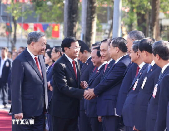 Tổng B&iacute; thư T&ocirc; L&acirc;m giới thiệu với Tổng B&iacute; thư, Chủ tịch nước L&agrave;o Thongloun Sisoulith th&agrave;nh vi&ecirc;n đo&agrave;n cấp cao Việt Nam.