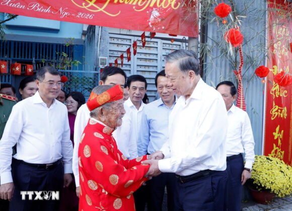 Tổng B&iacute; thư T&ocirc; L&acirc;m đến thăm ch&uacute;c tết nh&agrave; nghi&ecirc;n cứu Nguyễn Đ&igrave;nh Tư, 106 tuổi, người c&oacute; nhiều c&ocirc;ng tr&igrave;nh nghi&ecirc;n cứu về sử học, văn h&oacute;a c&oacute; gi&aacute; trị.