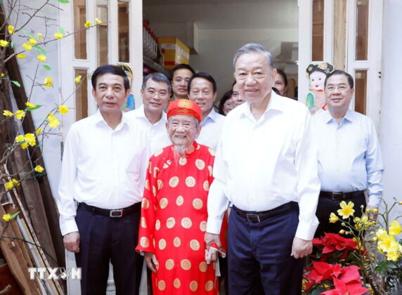 Tổng B&iacute; thư T&ocirc; L&acirc;m đến thăm ch&uacute;c tết nh&agrave; nghi&ecirc;n cứu Nguyễn Đ&igrave;nh Tư, 106 tuổi, người c&oacute; nhiều c&ocirc;ng tr&igrave;nh nghi&ecirc;n cứu về sử học, văn h&oacute;a c&oacute; gi&aacute; trị.
