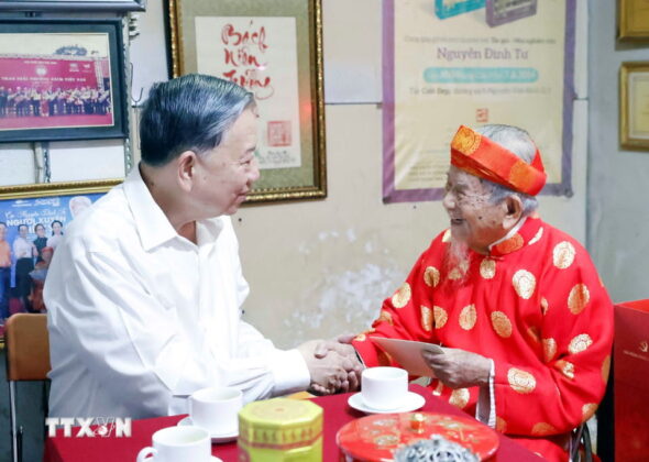 Tổng B&iacute; thư T&ocirc; L&acirc;m đến thăm ch&uacute;c tết nh&agrave; nghi&ecirc;n cứu Nguyễn Đ&igrave;nh Tư, 106 tuổi, người c&oacute; nhiều c&ocirc;ng tr&igrave;nh nghi&ecirc;n cứu về sử học, văn h&oacute;a c&oacute; gi&aacute; trị.