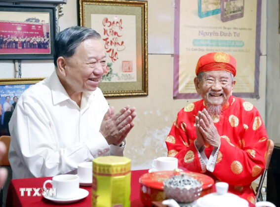 Tổng B&iacute; thư T&ocirc; L&acirc;m đến thăm ch&uacute;c Tết nh&agrave; nghi&ecirc;n cứu Nguyễn Đ&igrave;nh Tư