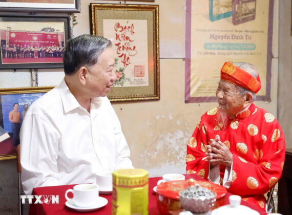 Tổng B&iacute; thư T&ocirc; L&acirc;m đến thăm ch&uacute;c tết nh&agrave; nghi&ecirc;n cứu Nguyễn Đ&igrave;nh Tư, 106 tuổi, người c&oacute; nhiều c&ocirc;ng tr&igrave;nh nghi&ecirc;n cứu về sử học, văn h&oacute;a c&oacute; gi&aacute; trị. (