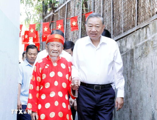 Tổng B&iacute; thư T&ocirc; L&acirc;m đến thăm ch&uacute;c tết nh&agrave; nghi&ecirc;n cứu Nguyễn Đ&igrave;nh Tư, 106 tuổi, người c&oacute; nhiều c&ocirc;ng tr&igrave;nh nghi&ecirc;n cứu về sử học, văn h&oacute;a c&oacute; gi&aacute; trị.