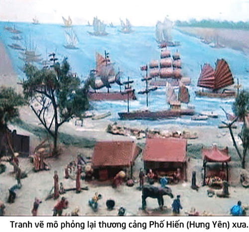 Phố Hiến xưa nằm sát bên bờ tả ngạn sông Hồng nhưng do phù sa bồi đắp nên ngày nay đã ở cách dòng sông khoảng chừng 2km