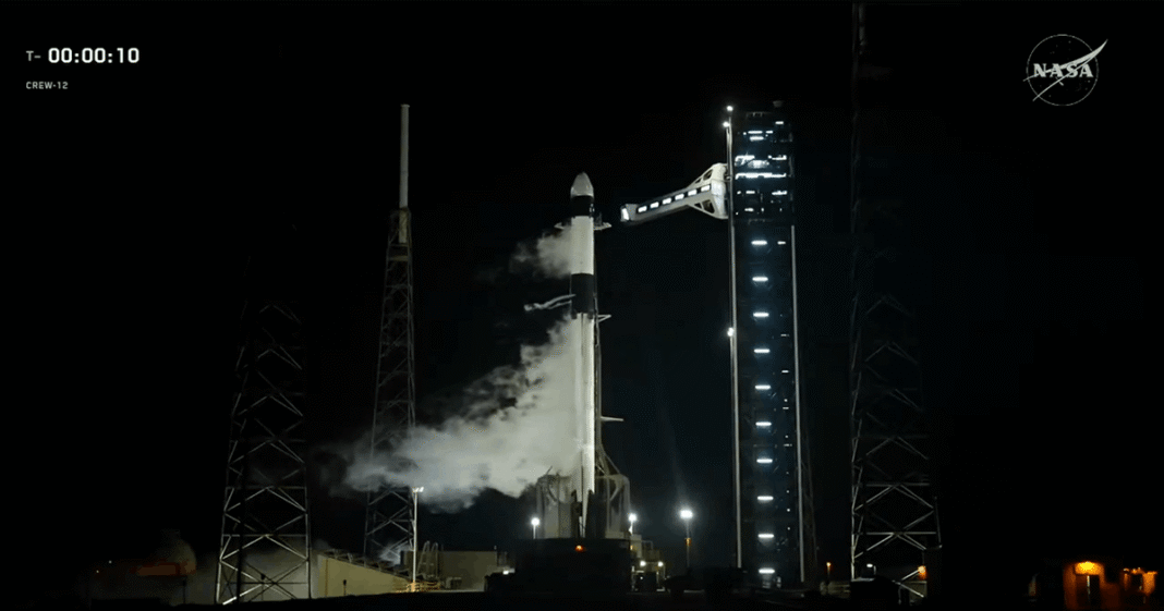 Tên lửa đẩy SpaceX đưa 4 phi hành gia Mỹ, Pháp, Nga lên Trạm vũ trụ ISS Tên lửa đẩy SpaceX đưa 4 phi hành gia Mỹ, Pháp, Nga lên Trạm vũ trụ ISS