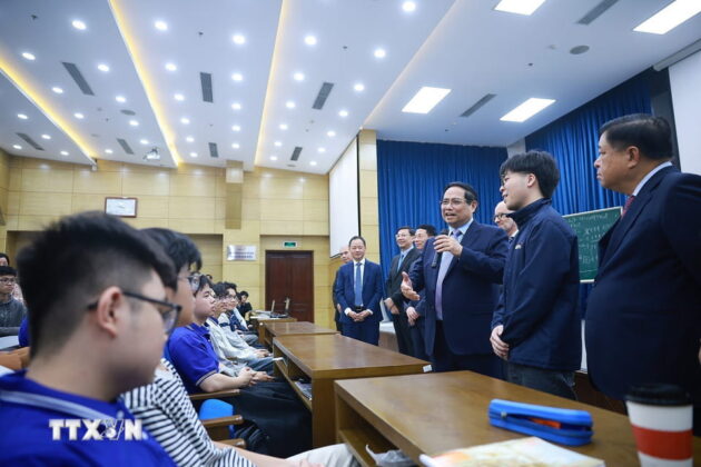 Thủ tướng Phạm Minh Ch&iacute;nh truyền cảm hứng cho sinh vi&ecirc;n Trường Đại Học Khoa Học V&agrave; C&ocirc;ng Nghệ H&agrave; Nội.