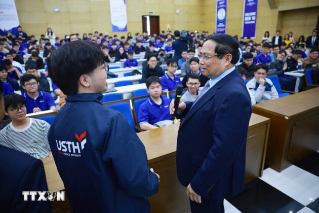 Thủ tướng Phạm Minh Ch&iacute;nh truyền cảm hứng cho sinh vi&ecirc;n Trường Đại Học Khoa Học V&agrave; C&ocirc;ng Nghệ H&agrave; Nội.