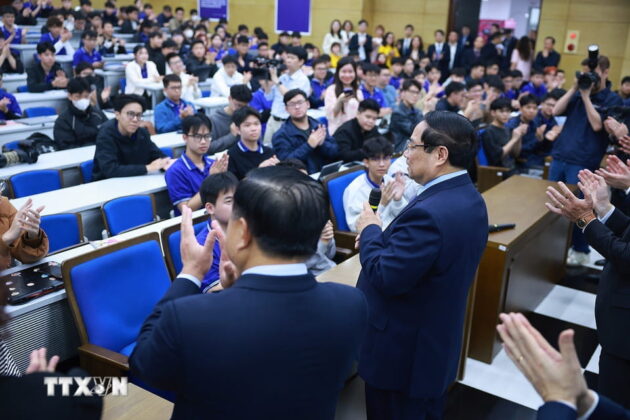 Thủ tướng Phạm Minh Ch&iacute;nh truyền cảm hứng cho sinh vi&ecirc;n Trường Đại Học Khoa Học V&agrave; C&ocirc;ng Nghệ H&agrave; Nội.