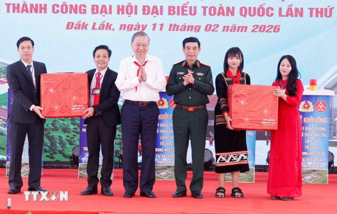 Tổng B&iacute; thư T&ocirc; L&acirc;m tặng qu&agrave; cho x&atilde; Ea Rốk v&agrave; nh&agrave; trường.