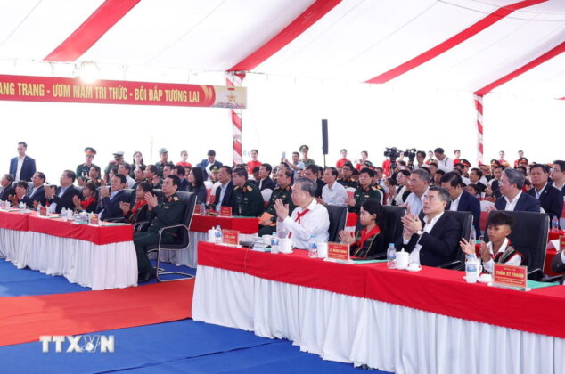 Tổng B&iacute; thư T&ocirc; L&acirc;m v&agrave; c&aacute;c đại biểu dự lễ khởi c&ocirc;ng.