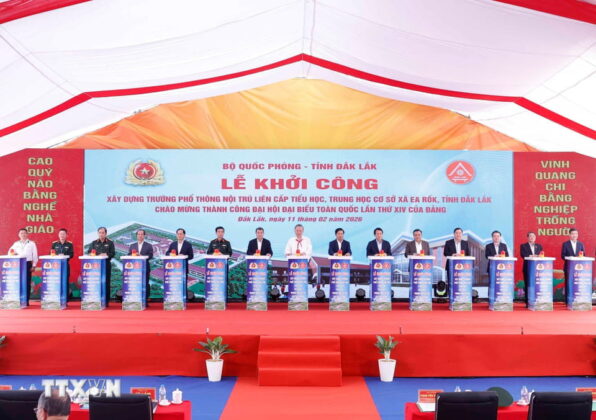 Tổng B&iacute; thư T&ocirc; L&acirc;m v&agrave; c&aacute;c đại biểu ph&aacute;t lệnh khởi c&ocirc;ng x&acirc;y dựng Trường Phổ th&ocirc;ng nội tr&uacute; li&ecirc;n cấp Tiểu học, Trung học cơ sở x&atilde; Ea Rốk (tỉnh Đắk Lắk).