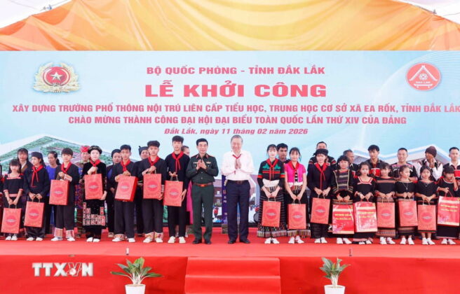 Tổng B&iacute; thư T&ocirc; L&acirc;m tặng qu&agrave; cho học sinh.