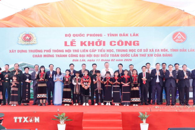 Tổng B&iacute; thư T&ocirc; L&acirc;m v&agrave; c&aacute;c đại biểu c&ugrave;ng nh&acirc;n d&acirc;n dự lễ khởi c&ocirc;ng.