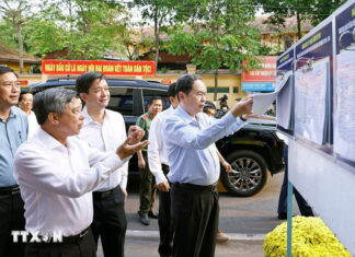 Chủ tịch Quốc hội Trần Thanh Mẫn khảo sát khu vực bỏ phiếu tại phường Ninh Kiều ở Cần Thơ