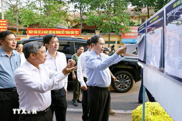 Chủ tịch Quốc hội Trần Thanh Mẫn khảo s&aacute;t khu vực bỏ phiếu tại phường Ninh Kiều ở Cần Thơ