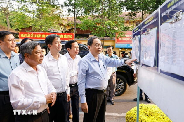 Chủ tịch Quốc hội Trần Thanh Mẫn khảo s&aacute;t Khu vực bỏ phiếu tại phường Ninh Kiều, th&agrave;nh phố Cần Thơ.