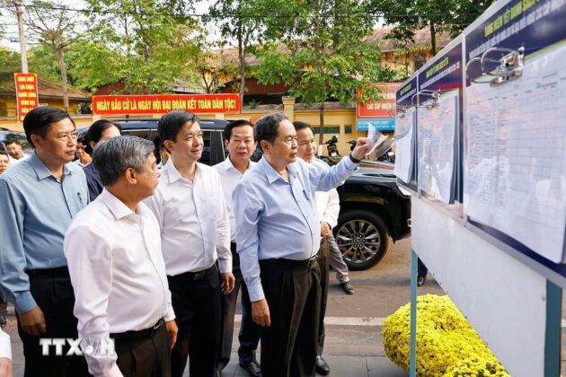 Chủ tịch Quốc hội Trần Thanh Mẫn khảo s&aacute;t Khu vực bỏ phiếu tại phường Ninh Kiều, th&agrave;nh phố Cần Thơ.