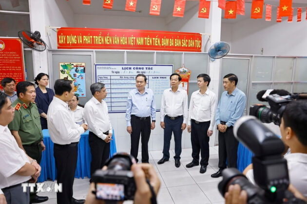 Chủ tịch Quốc hội Trần Thanh Mẫn khảo s&aacute;t Khu vực bỏ phiếu tại phường Ninh Kiều, th&agrave;nh phố Cần Thơ.