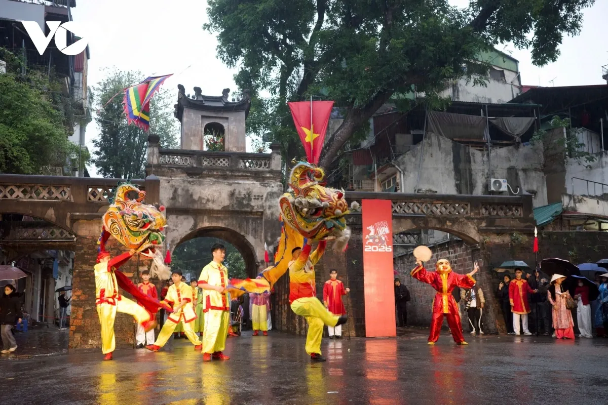 Đoàn rước còn quy tụ đông đảo nghệ nhân, thanh niên và cộng đồng yêu văn hóa truyền thống.