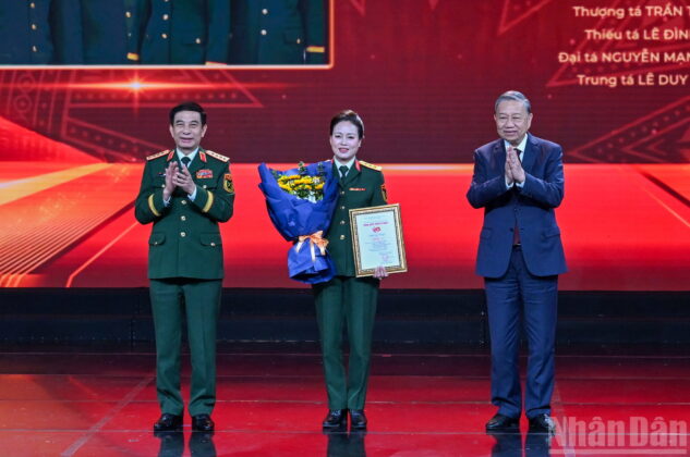 Tổng B&iacute; thư T&ocirc; L&acirc;m v&agrave; Bộ trưởng Quốc ph&ograve;ng Phan Văn Giang trao giải A cho c&aacute;c t&aacute;c giả.