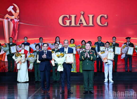 Chủ nhiệm Tổng cục Ch&iacute;nh trị Nguyễn Trọng Nghĩa v&agrave; Bộ trưởng Ngoại giao L&ecirc; Ho&agrave;i Trung trao giải C cho c&aacute;c t&aacute;c giả, nh&oacute;m t&aacute;c giả.