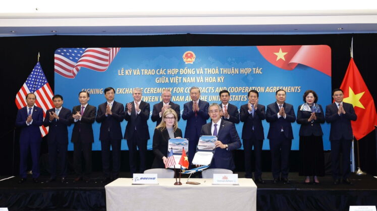 Tổng B&iacute; thư T&ocirc; L&acirc;m chứng kiến lễ k&yacute; Hợp đồng mua 50 m&aacute;y bay Boeing 737 MAX giữa Tổng C&ocirc;ng ty h&agrave;ng kh&ocirc;ng Việt Nam (Vietnam Airlines) v&agrave; Tập đo&agrave;n Boeing.