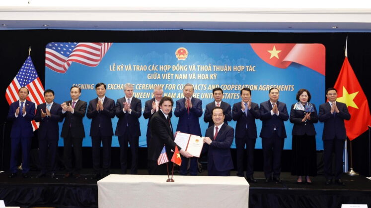 Tổng B&iacute; thư T&ocirc; L&acirc;m chứng kiến lễ trao giấy ph&eacute;p giữa Bộ Khoa học v&agrave; C&ocirc;ng nghệ v&agrave; C&ocirc;ng ty Starlink trao giấy ph&eacute;p cung cấp dịch vụ viễn th&ocirc;ng c&oacute; hạ tầng mạng (loại mạng viễn th&ocirc;ng cố định vệ tinh) cho C&ocirc;ng ty tr&aacute;ch nhiệm hữu hạn Starlink Services Việt Nam; giấy ph&eacute;p cung cấp dịch vụ viễn th&ocirc;ng c&oacute; hạ tầng mạng (loại mạng viễn th&ocirc;ng di động vệ tinh) cho C&ocirc;ng ty tr&aacute;ch nhiệm hữu hạn Starlink Services Việt Nam.