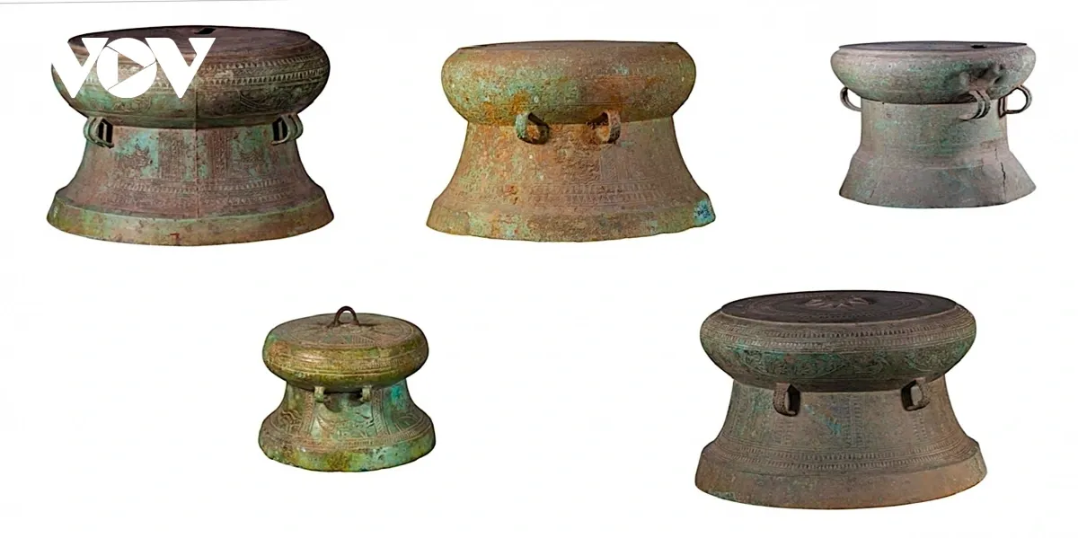 Từ các đặc điểm về hình dáng và hoa văn trang trí nói trên, có thể thấy cả năm chiếc trống đồng Lạc Vàng đều là những sản phẩm tiêu biểu của văn hóa Đông Sơn ở Việt Nam. Về mặt kỹ thuật chế tác, có thể thấy năm chiếc trống Làng Vạc được đúc bằng hai phương pháp khác nhau là phương pháp ghép khuôn nhiều mang và phương pháp sáp chảy. Đây là nhóm hiện vật tiêu biểu thuộc văn hóa Đông Sơn ở Việt Nam. Bộ sưu tập nói trên đều thuộc niên đại Văn hóa Đông Sơn cách ngày nay 2500 - 2000 năm. Các hiện vật thu được tại di chỉ khảo cổ học Làng Vạc, (thị xã Thái Hòa cũ, tỉnh Nghệ An) trong đợt khai quật lần thứ I năm năm 1973 do Viện khảo cổ học phối hợp với Ty văn hóa Nghệ An tiến hành khai quật; và thứ II năm 1981, do Viện khảo cổ học Hà Nội, Bảo tàng Nghệ Tĩnh phối hợp khai quật. Trong đợt công nhận Bảo vật quốc gia lần thứ 14, tỉnh Nghệ An còn có Bia Ma Nhai được khắc trên núi đá ở huyện Con Cuông (cũ). (Ảnh: Bảo tàng Nghệ An cung cấp).