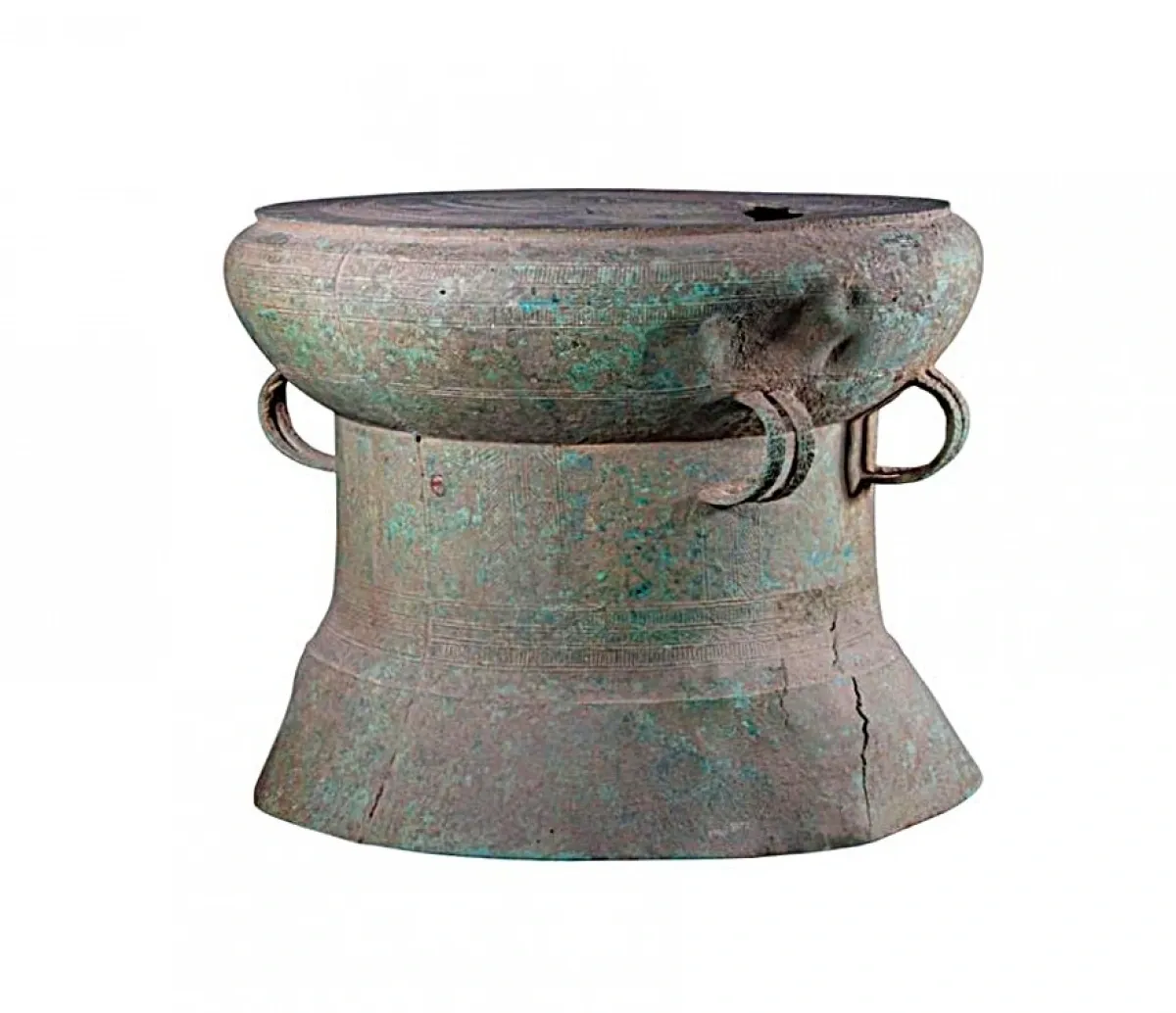 Trống Làng Vạc IV, thuộc dòng trống cao lưng thẳng. Trống có tang phình, thân hình trụ tròn, chân choãi cao. Trống có 2 đôi quai kép, bố trí cách đều nhau ở hai bên thân. Mặt quai trang trí hoa văn thừng bện kết hợp với các đường chỉ nổi nằm ngang. Pa tin màu xanh rỉ đồng. (Ảnh: Bảo tàng Nghệ An cung cấp).