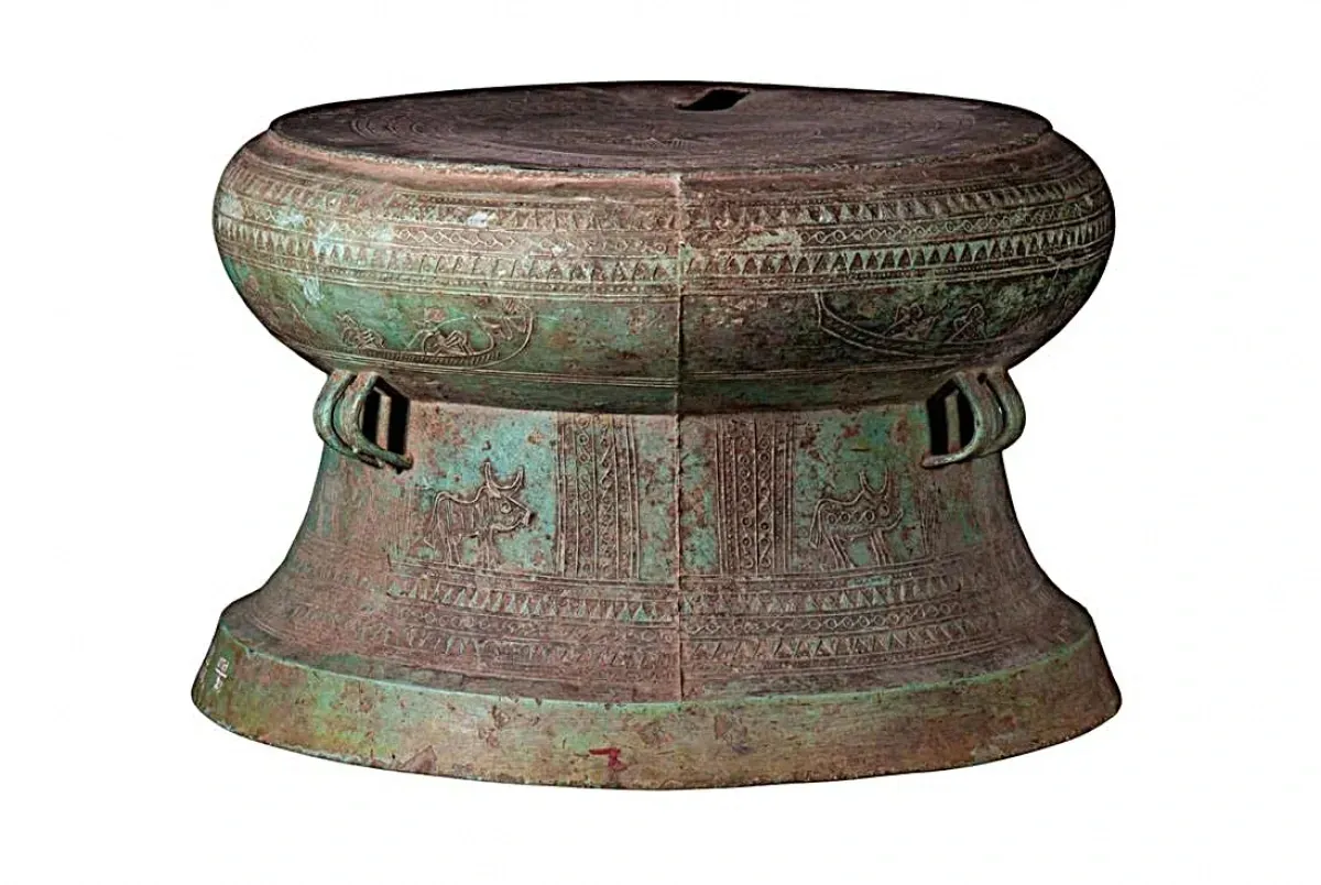 Trên tang trống, từ trên xuống dưới có 6 băng hoa văn như sau: băng 1, 5 là hoa văn chấm nổi; băng 2, 4 là hoa văn răng cưa, xen giữa có 3 chấm nổi; băng 3 là hoa văn vòng tròn tiếp tuyến có chấm nổi ở giữa…Xen giữa các ô hình chữ nhật trang trí hình bò là những ô hẹp hơn trang trí hoa văn những đường vạch ngắn song song, vòng tròn tiếp tuyến và những hàng chấm nổi. Ở chân trống không trang trí hoa văn…(Ảnh: Bảo tàng Nghệ An cung cấp).