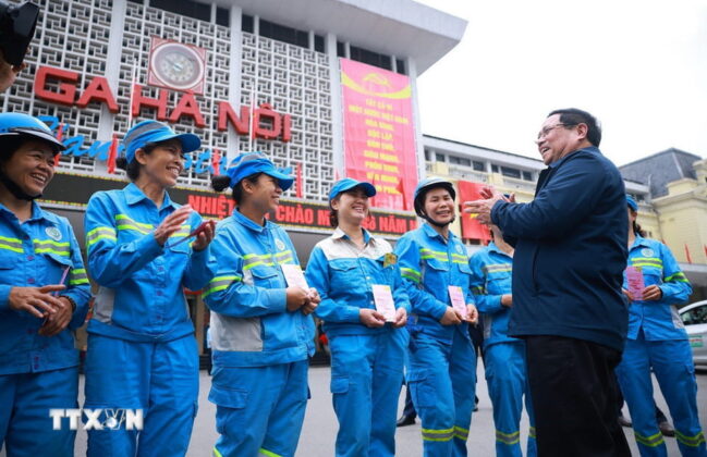 Thủ tướng Phạm Minh Ch&iacute;nh thăm, ch&uacute;c Tết c&ocirc;ng nh&acirc;n vệ sinh m&ocirc;i trường tại H&agrave; Nội.
