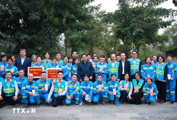 Thủ tướng Phạm Minh Ch&iacute;nh thăm, ch&uacute;c Tết c&ocirc;ng nh&acirc;n vệ sinh m&ocirc;i trường tại H&agrave; Nội.