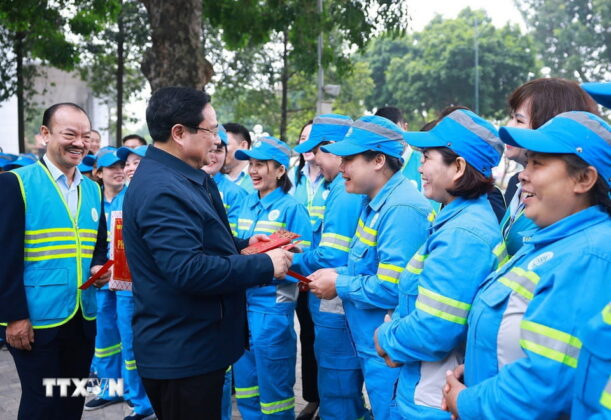 Thủ tướng Phạm Minh Ch&iacute;nh thăm, ch&uacute;c Tết v&agrave; giao nhiệm vụ cho c&ocirc;ng nh&acirc;n vệ sinh m&ocirc;i trường tại H&agrave; Nội.