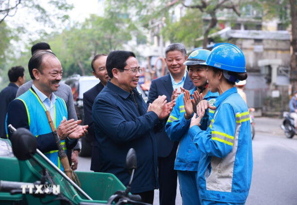 Thủ tướng Phạm Minh Ch&iacute;nh thăm, ch&uacute;c Tết c&ocirc;ng nh&acirc;n đang thu gom, vận chuyển, xử l&yacute; r&aacute;c thải khu vực Y&ecirc;n Thế -Nguyễn Th&aacute;i Học.