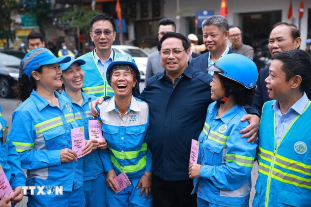 Thủ tướng Phạm Minh Ch&iacute;nh thăm, ch&uacute;c Tết c&ocirc;ng nh&acirc;n vệ sinh m&ocirc;i trường tại H&agrave; Nội.