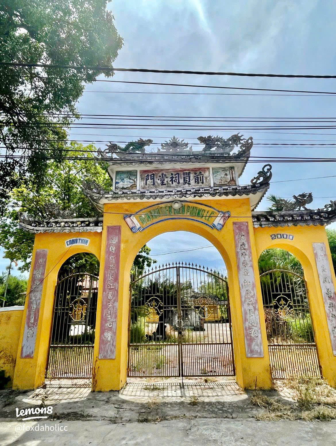 Cổng nhà thờ 3 vị Tiền hiền làng Phong Lệ