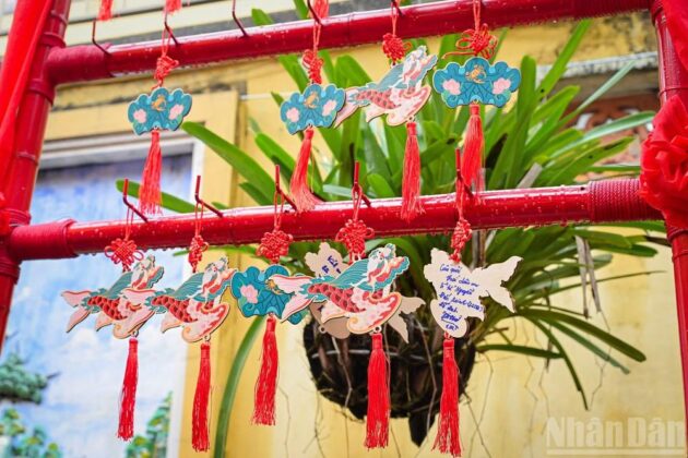 Nhiều t&acirc;m nguyện của người d&acirc;n, du kh&aacute;ch được viết l&ecirc;n trong dịp khai hội Đền Bạch M&atilde; 2026.