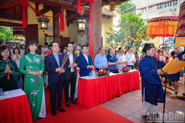 C&aacute;c đại biểu c&ugrave;ng người d&acirc;n, du kh&aacute;ch dự lễ Tế Nam Quan.